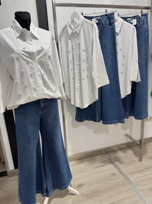 Camisa blanca con piedras